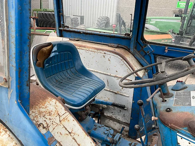 Ford 3000 tweewielaangedreven landbouwtractor oldtimer - afbeelding 9 van  18
