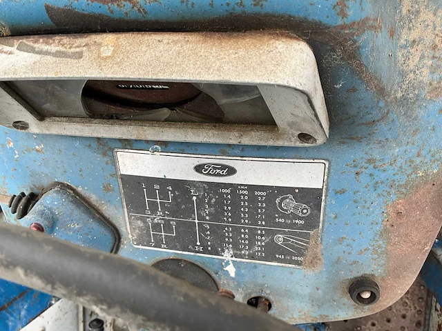 Ford 3000 tweewielaangedreven landbouwtractor oldtimer - afbeelding 10 van  18