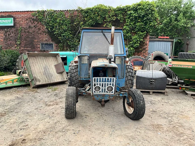 Ford 3000 tweewielaangedreven landbouwtractor oldtimer - afbeelding 12 van  18