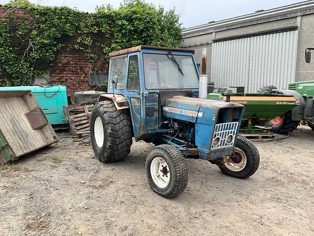 Ford 3000 tweewielaangedreven landbouwtractor oldtimer - afbeelding 13 van  18