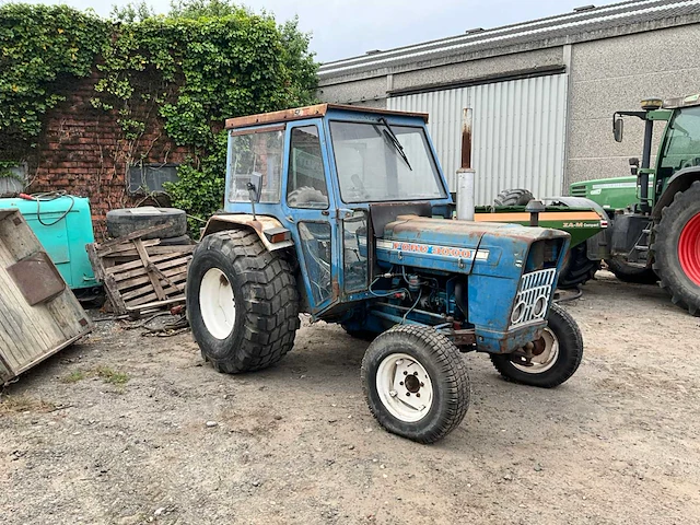 Ford 3000 tweewielaangedreven landbouwtractor oldtimer - afbeelding 14 van  18