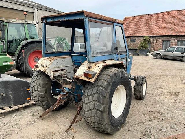 Ford 3000 tweewielaangedreven landbouwtractor oldtimer - afbeelding 15 van  18
