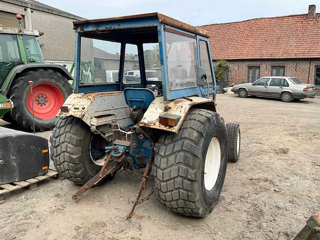 Ford 3000 tweewielaangedreven landbouwtractor oldtimer - afbeelding 16 van  18