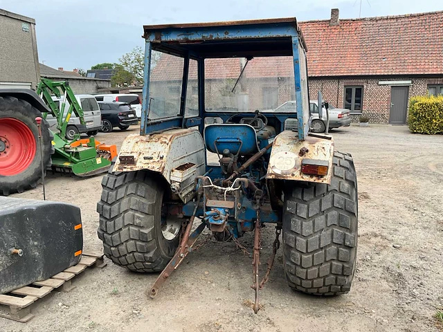 Ford 3000 tweewielaangedreven landbouwtractor oldtimer - afbeelding 17 van  18