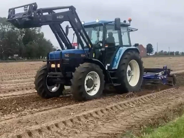 Ford 7840 sl landbouwtractor met diepwoeler en rol - afbeelding 1 van  2