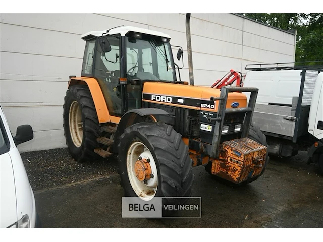 Ford 8240 landbouwtractor - afbeelding 2 van  18
