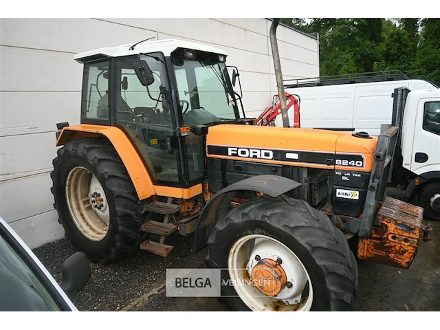 Ford 8240 landbouwtractor - afbeelding 4 van  18