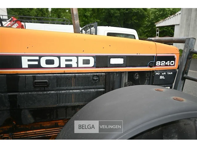 Ford 8240 landbouwtractor - afbeelding 6 van  18