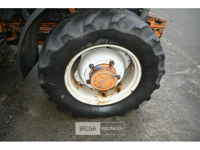 Ford 8240 landbouwtractor - afbeelding 7 van  18