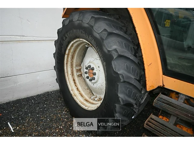 Ford 8240 landbouwtractor - afbeelding 8 van  18