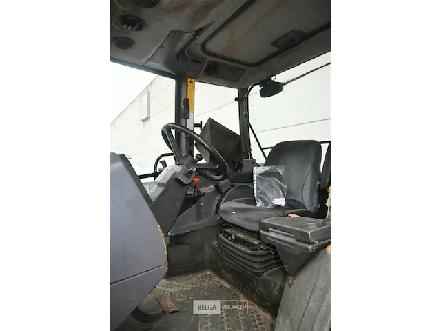 Ford 8240 landbouwtractor - afbeelding 9 van  18