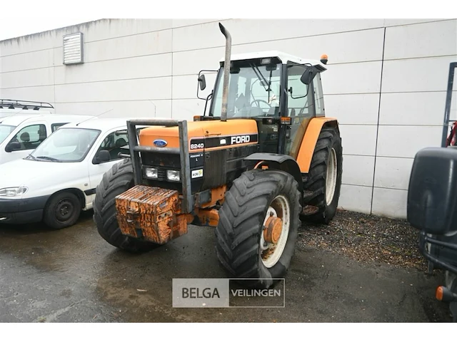 Ford 8240 landbouwtractor - afbeelding 1 van  18