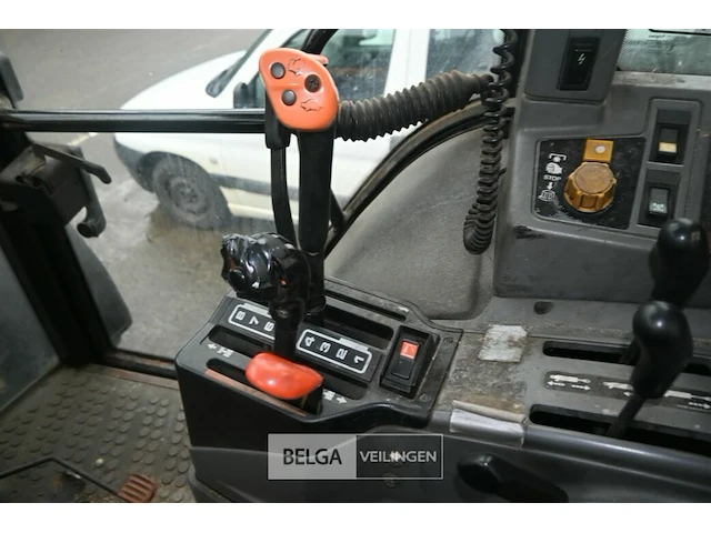 Ford 8240 landbouwtractor - afbeelding 12 van  18