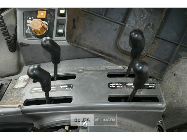 Ford 8240 landbouwtractor - afbeelding 13 van  18