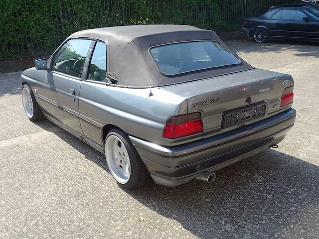 Ford escort cabrio 1.8i (xr-3 style) - afbeelding 23 van  44