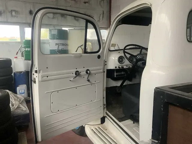 Ford f-4 oldtimer vrachtwagen - afbeelding 2 van  15