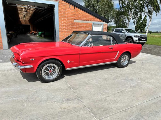 Ford mustang cabrio oldtimer 1964 - afbeelding 13 van  61