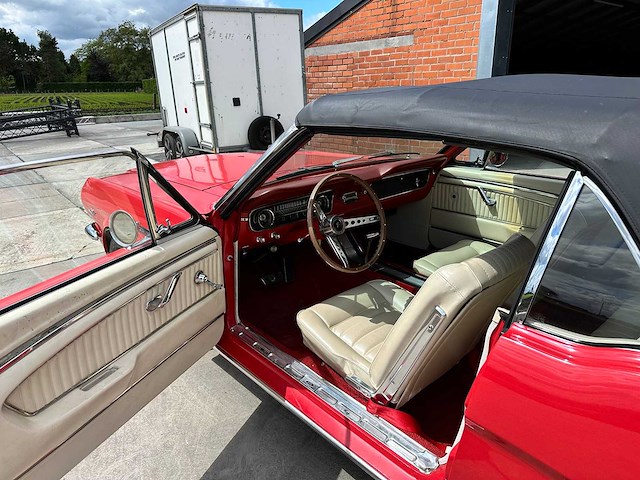 Ford mustang cabrio oldtimer 1964 - afbeelding 16 van  61