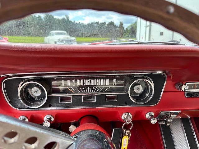 Ford mustang cabrio oldtimer 1964 - afbeelding 18 van  61