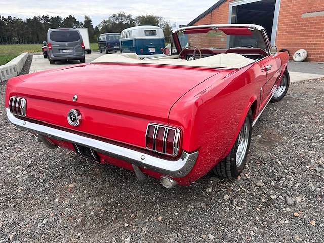 Ford mustang cabrio oldtimer 1964 - afbeelding 36 van  61