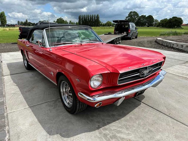 Ford mustang cabrio oldtimer 1964 - afbeelding 56 van  61