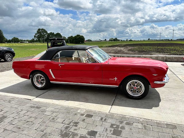 Ford mustang cabrio oldtimer 1964 - afbeelding 61 van  61