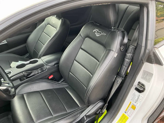 Ford mustang fastback personenauto - afbeelding 16 van  45