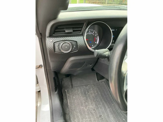 Ford mustang fastback personenauto - afbeelding 18 van  45