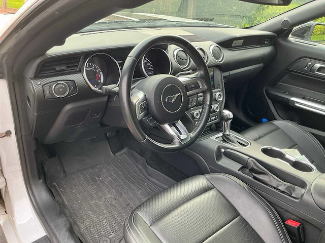 Ford mustang fastback personenauto - afbeelding 19 van  45