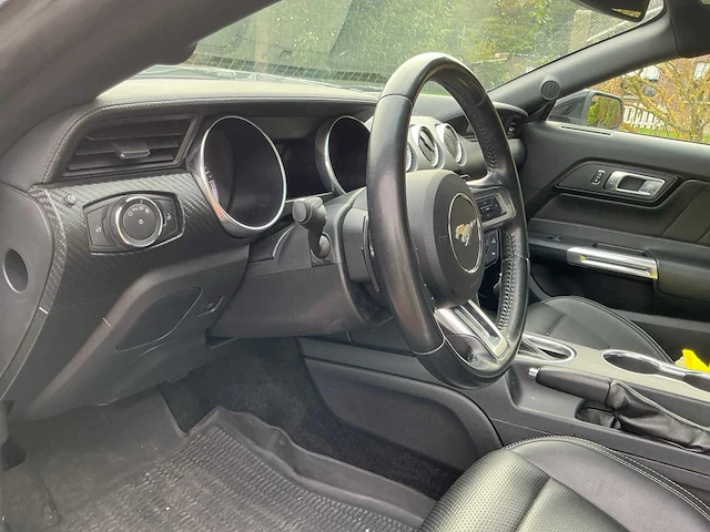 Ford mustang fastback personenauto - afbeelding 25 van  45