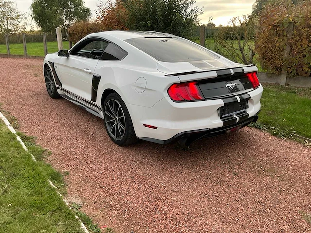 Ford mustang fastback personenauto - afbeelding 34 van  45