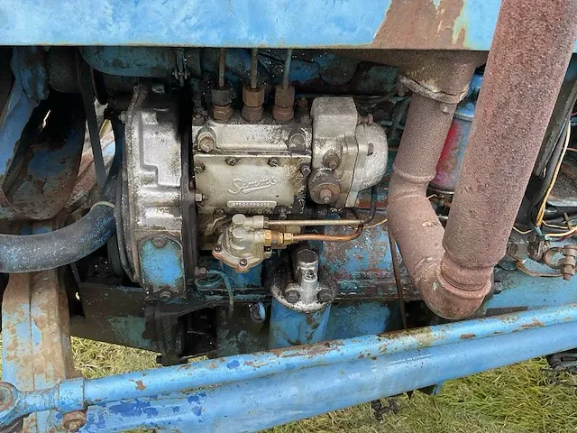 Fordson delta oldtimer tractor - afbeelding 9 van  10