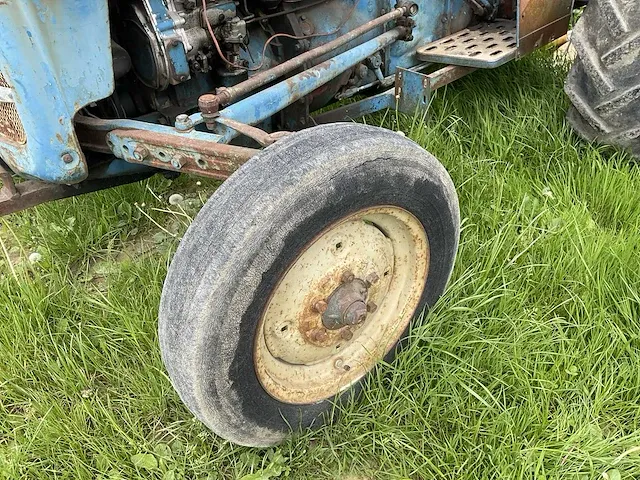 Fordson super dexta oldtimer tractor - afbeelding 12 van  14