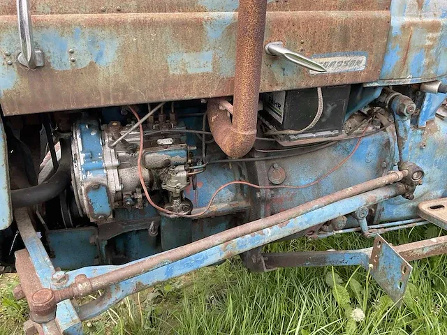 Fordson super dexta oldtimer tractor - afbeelding 13 van  14