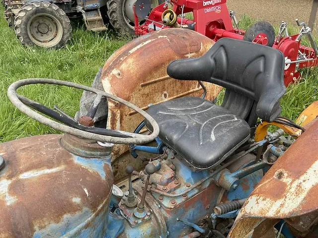 Fordson super dexta oldtimer tractor - afbeelding 14 van  14