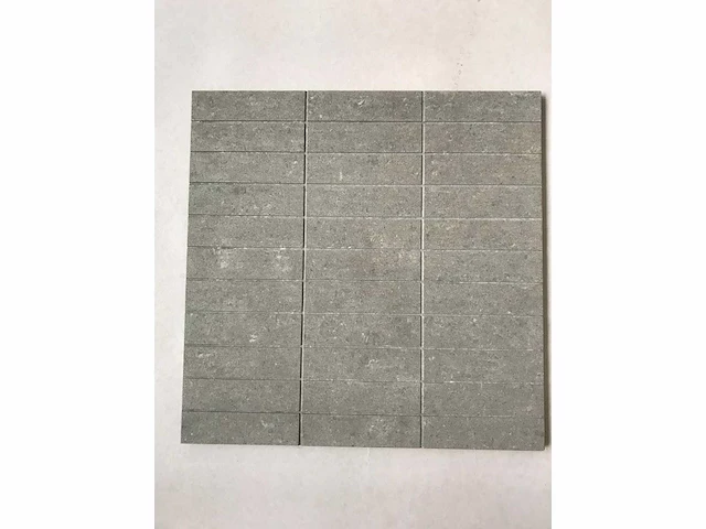 Fossil grey 30x30 mosaico 5x10 37,62 m² - afbeelding 1 van  3