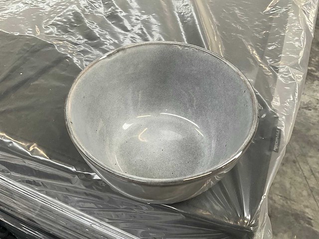 Frecles ona porseleinen kommen (470x) - afbeelding 2 van  5