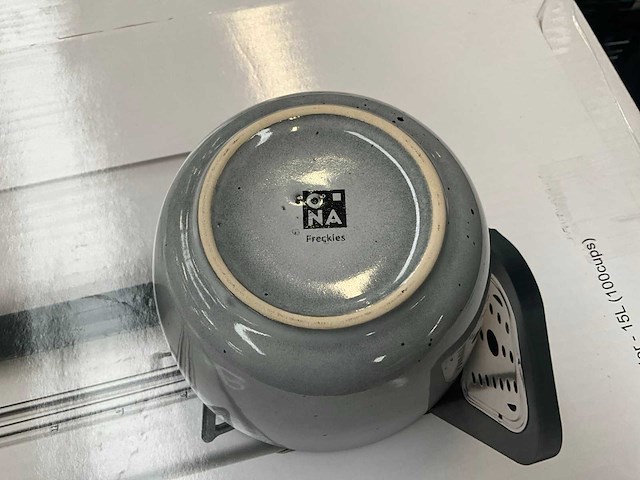 Frecles ona porseleinen kommen (470x) - afbeelding 3 van  5