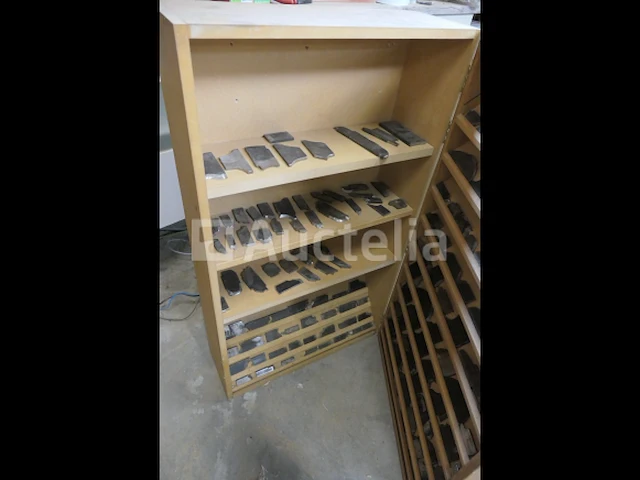 Freesijzers en zijn kast - afbeelding 2 van  4