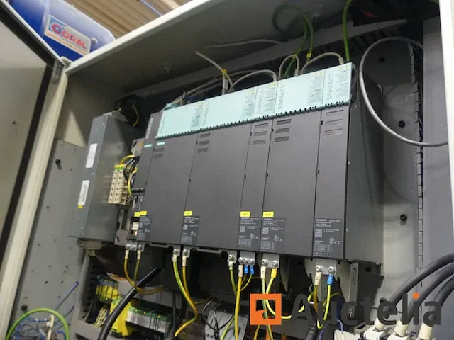 Freesmachine 3-assige cnc met transportband spinner vc1460s - afbeelding 25 van  32