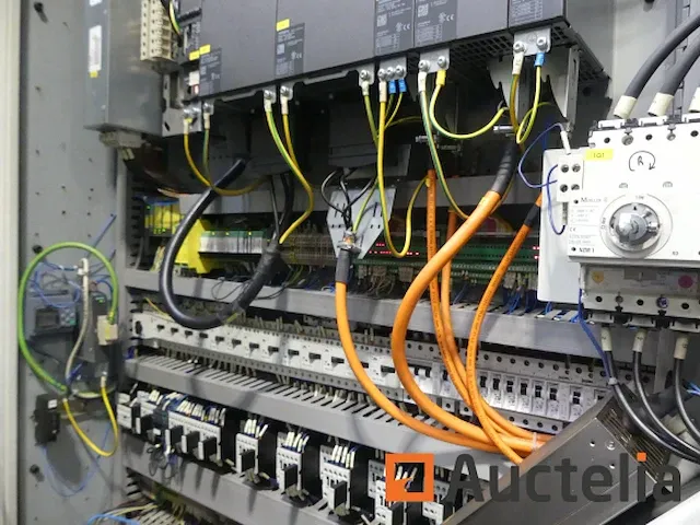 Freesmachine 3-assige cnc met transportband spinner vc1460s - afbeelding 26 van  32