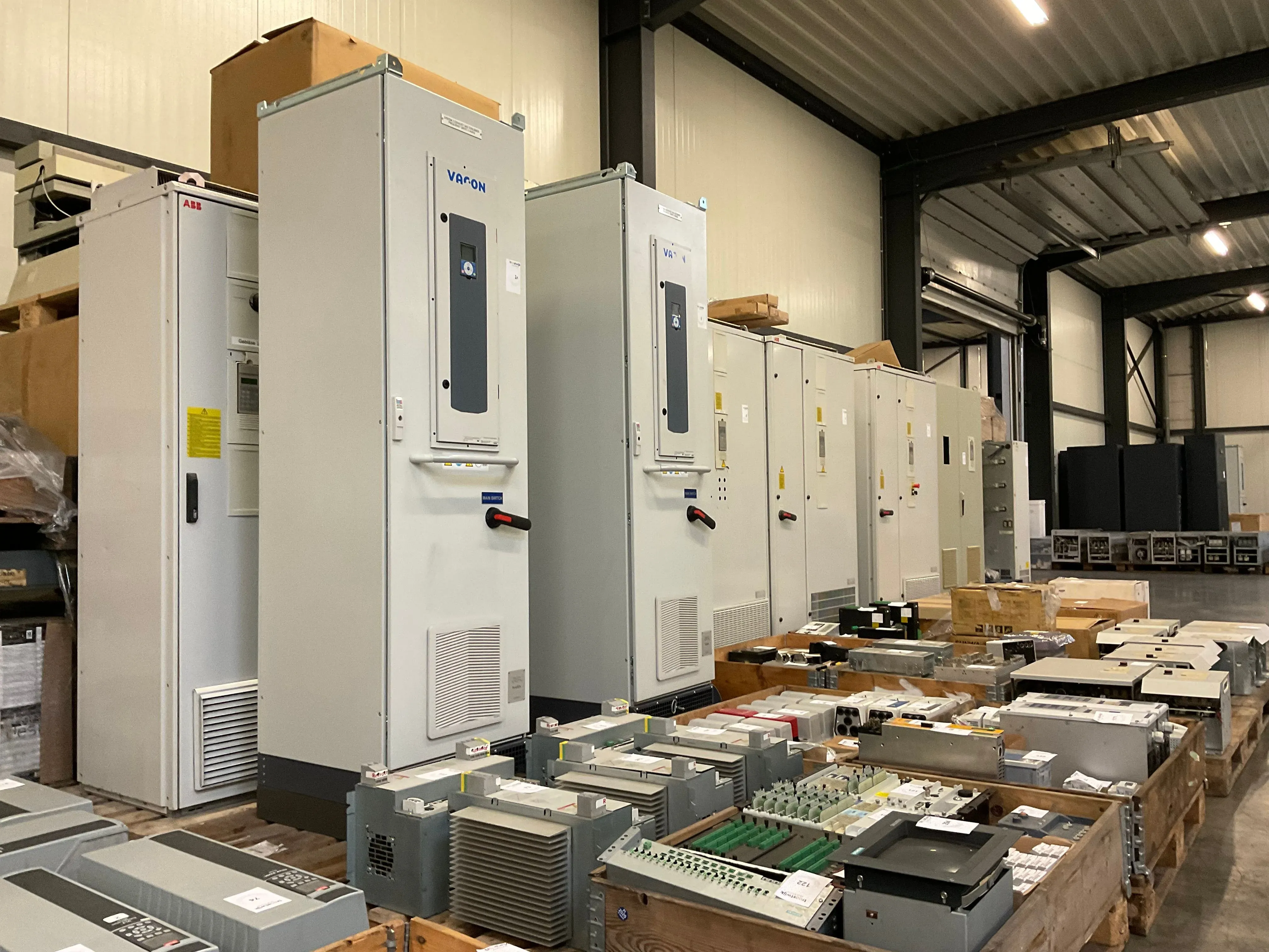 Frequentieregelaars, industriële elektro en solar omvormers