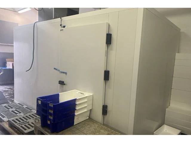 Frigo cel isobar met ijsmachine ingewerkt - afbeelding 10 van  12