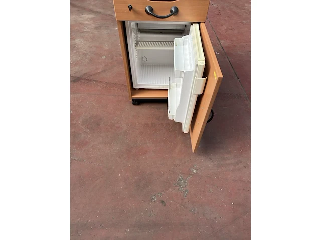 Frigo in meubel op wieltjes - afbeelding 4 van  4
