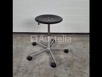 Fritz hansen kevi design kruk by jorgen rasmussen (40-54 cm) - afbeelding 2 van  4