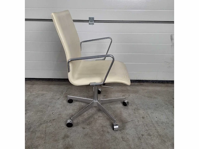 Fritz hansen oxford medium back by arne jacobsen stoel - afbeelding 2 van  8