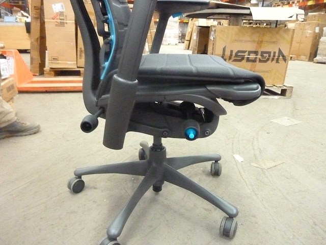 Gaming lamp - belichamen - logitech g x herman miller - afbeelding 7 van  17