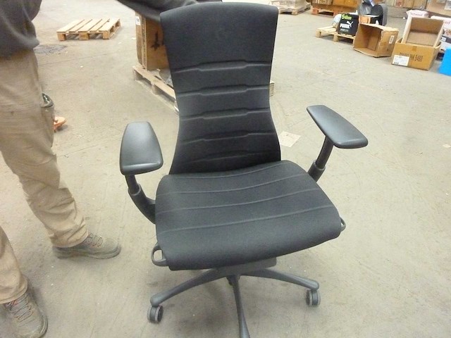 Gaming lamp - belichamen - logitech g x herman miller - afbeelding 17 van  17