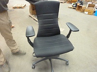 Gaming lamp - belichamen - logitech g x herman miller - afbeelding 17 van  17