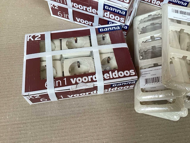 Gamma wandcontactdoos met randaarde + afdekraam (54x) - afbeelding 2 van  4